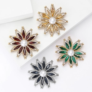 Broches tournesol élégantes avec strass et perles en quatre couleurs sur fond blanc