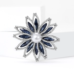 Vue détaillée d'une broche fleurie avec perle blanche et gemmes bleues sur socle blanc