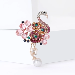 Elegante broche de cisne dorado con cristales rosas y un colgante de perla blanca pura