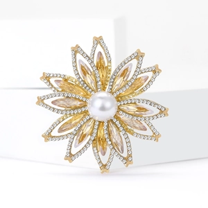 Broche tournesol luxueuse avec cristaux de champagne et perle sur des socles blancs
