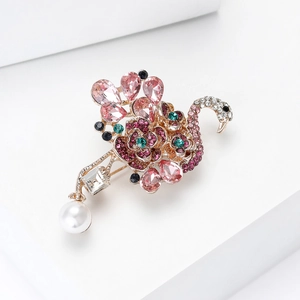 Macro de broche de flamenco con gemas rosas, cristales y gota de perla blanca