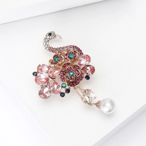 Elegante broche de cisne con diamantes de imitación de colores y perla en base blanca