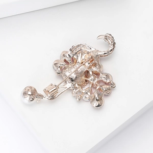 Broche de flamenco oro rosa con cierre de seguridad y detalle de perla blanca