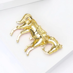 Rückansicht der goldenen Pferdebrosche mit Nadelverschluss und Metalllegierungstextur