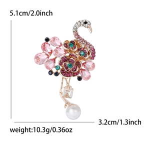 Elegante broche de pavo real dorado con cristales rosas y perla, mide 5,1cm por 3,2cm