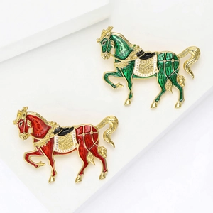 Spille a forma di cavallo eleganti con smalto rosso e verde e finiture dorate lucide
