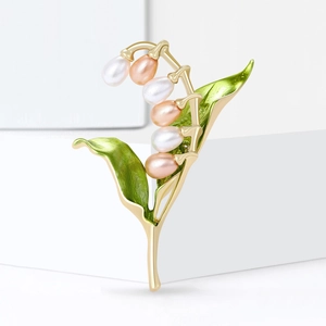 Broche muguet élégante avec monture dorée, émail vert et accents de perles fines