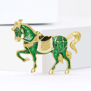 Spilla a cavallo minimalista in smalto verde con finiture dorate per abiti e cappotti