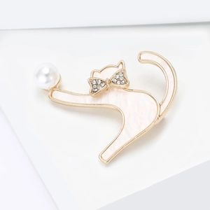 Broche chat élégante en alliage doré avec nacre et perle sur un support blanc épuré