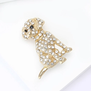 Elegante goudkleurige puppy broche bezet met fonkelende witte strassteentjes
