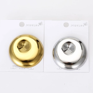 Dettaglio di spille in acciaio inossidabile oro e argento con design a vortice