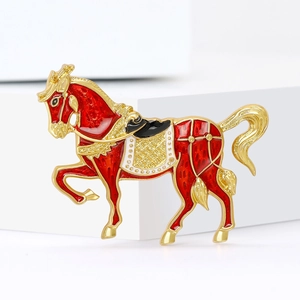 Elegante spilla a forma di cavallo in smalto rosso con dettagli dorati su display
