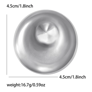 Dettaglio macro con diametro 4,5 cm e peso 16,7 g della spilla rotonda in acciaio inox