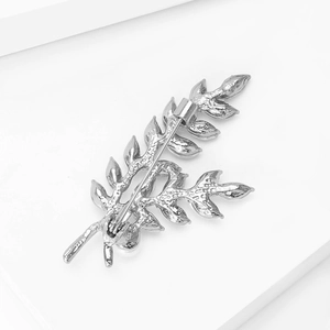 Vue arrière de broche en épi de blé montrant la texture d'alliage et l'épingle rotative