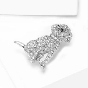 Macro-opname van zilveren puppybroche met sprankelende witte en zwarte steentjes