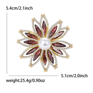 Élégante broche tournesol dorée avec pétales violets, perle blanche et cristaux brillants