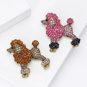 Broches caniche dorées exquises avec strass colorés sur bloc de marbre blanc