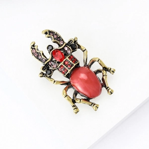 Detailansicht der Vintage-Gold-Käferbrosche mit rotem Emaille und funkelnden Straßsteinen