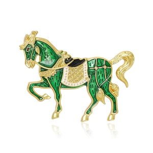 Squisita spilla a cavallo dorata con smalto verde per abiti e cappotti eleganti