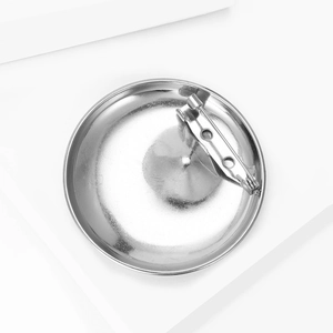 Vista macro della base per spilla in argento inossidabile con spilla di sicurezza e lucentezza