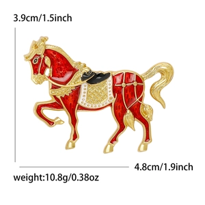 Elegante spilla a forma di cavallo in smalto rosso con placcatura oro e dimensioni