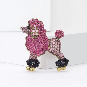 Broche caniche chic en alliage doré avec strass roses sur un support blanc élégant