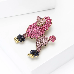 Détail de la broche caniche avec cristaux roses et bleu marine sur socle doré poli