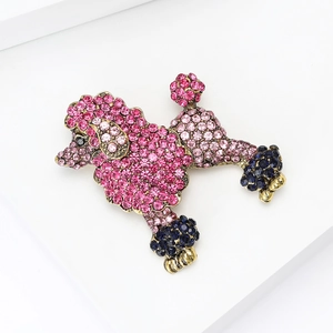 Détail de la broche caniche avec strass roses et bleus sur une base en alliage doré