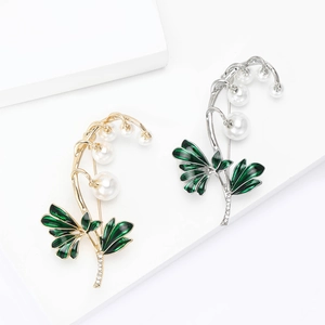 Elegante conjunto de broche de lirio de los valles con esmalte verde y perlas