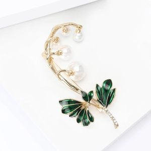 Elegante broche de lirio de los valles con perlas blancas y esmalte verde en base dorada