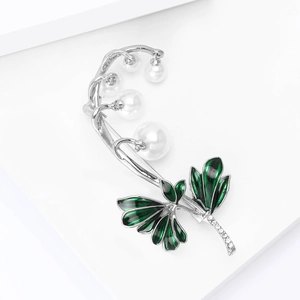 Detalle del broche de lirio de los valles con perlas blancas y hojas de esmalte verde