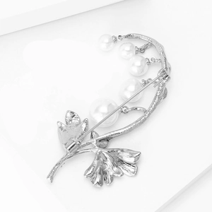 Detalle del broche de lirio de los valles con cinco perlas blancas y pin de plata