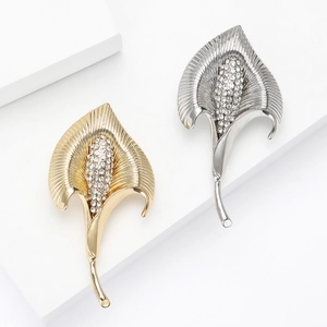 Broches élégantes en forme de lys calla avec cristaux en fini or et argent