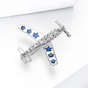 Détail de la broche avion argentée avec strass blancs et pierres bleues en étoile