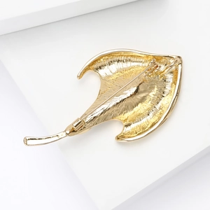 Broche élégante en forme de lys calla doré avec texture rayonnante et strass