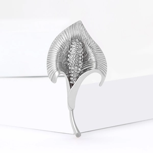 Élégante broche Arum en argent avec strass scintillants et finition en métal brossé