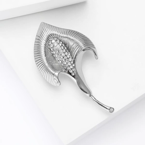 Vue détaillée de la broche calla argentée avec texture rayonnante et strass brillants