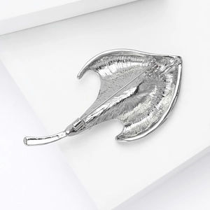 Détail de l'arrière de la broche en argent avec texture moulée et fermoir de sécurité