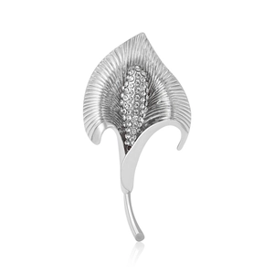 Broche élégante calla lily en argent avec strass brillants et finition polie