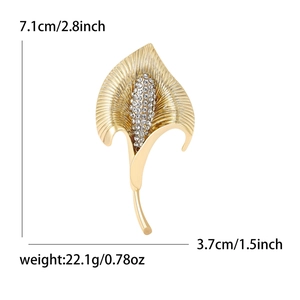 Élégante broche Arum en or avec strass scintillants, dimensions de 7,1cm par 3,7cm