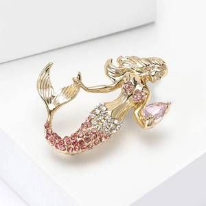 Detailopname van een zeemeermin broche met roze druppelkristal en glanzende strass-steentjes