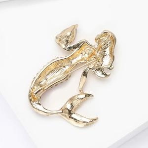 Gedetailleerd achteraanzicht van gouden zeemeermin broche met de veilige speldsluiting