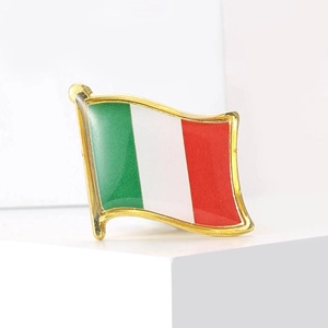 Gros plan d'une épingle drapeau italien ondulé avec placage or et détails en émail