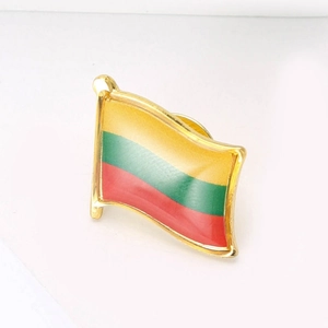 Insigne de drapeau lituanien minimaliste en émail avec base dorée et motif de drapeau ondulé