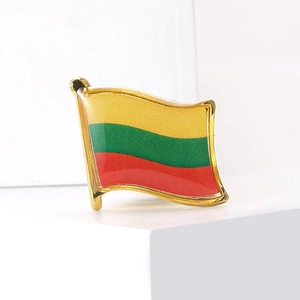 Détail du badge drapeau Lituanie avec bordure dorée et finitions émaillées