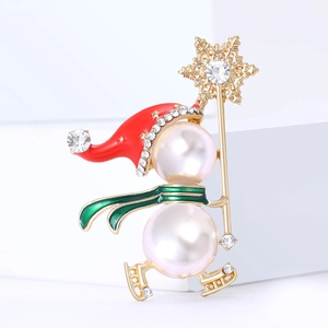 Broche bonhomme de neige en émail avec perles et strass sur un support d'exposition