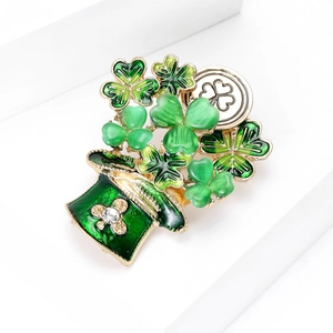 Broche chapeau celte de la Saint-Patrick avec trèfles verts et détails dorés