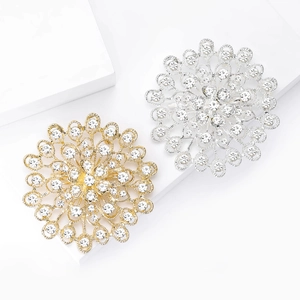 Élégantes broches tournesol en strass plaqué or et argent sur blocs blancs