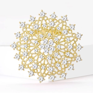 Eleganter Sonnenblumen-Brosche aus Gold mit funkelnden Kristallen auf weißem Ständer
