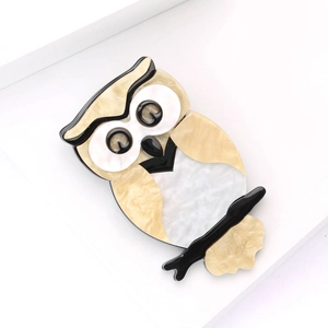 Broche chouette en acrylique chic avec texture marbrée et fini nacre pour femme